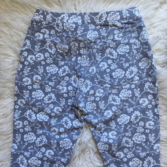 GRAY AND WHITE FLORAL LEGGINGS - Picture 5 of 5